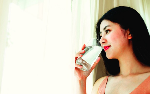 Uống nước đầy đủ giúp cấp ẩm cho làn da - Phục hồi làn da sau kỳ nghỉ dài
