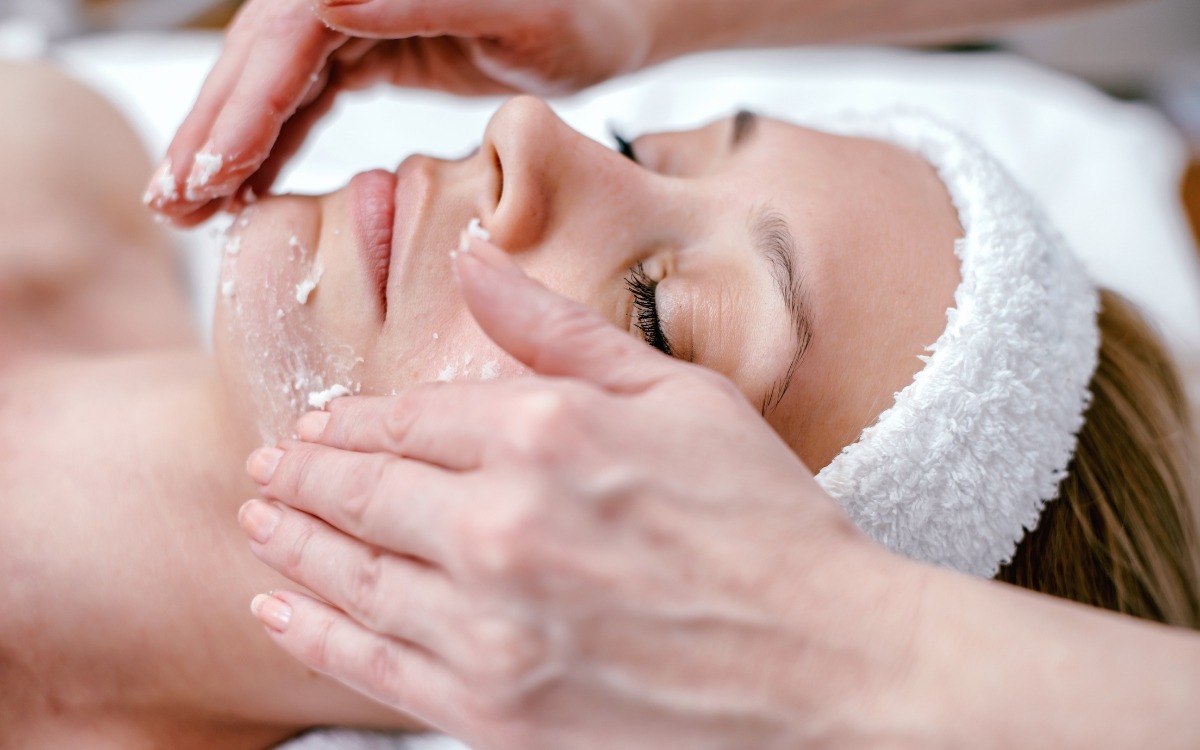 Tẩy tế bào chết - Lợi ích & những điều cần lưu ý - HTV9 - BS.CKI Dương Phương Chi