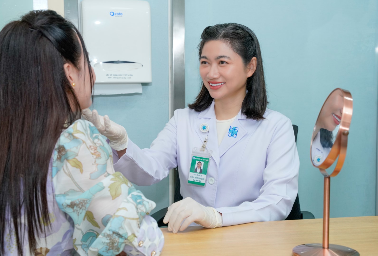 BS.CKII. Vương Thế Bích Thanh đang thăm khám tại Khoa Da Liễu – Thẩm mỹ Da nằm trong Bệnh viện Đại Học Y Dược Tp.HCM