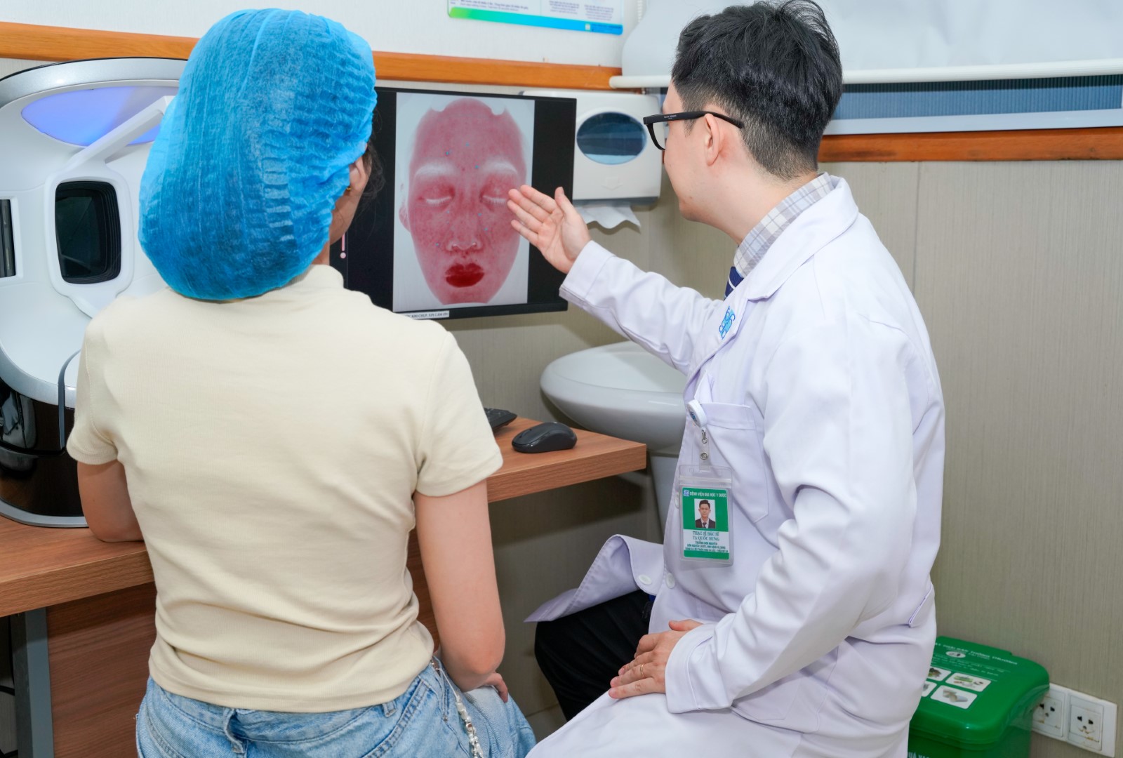 Khám da tại khoa Da Liễu Thẩm Mỹ Da, Bệnh viện Đại học Y Dược Tp.HCM