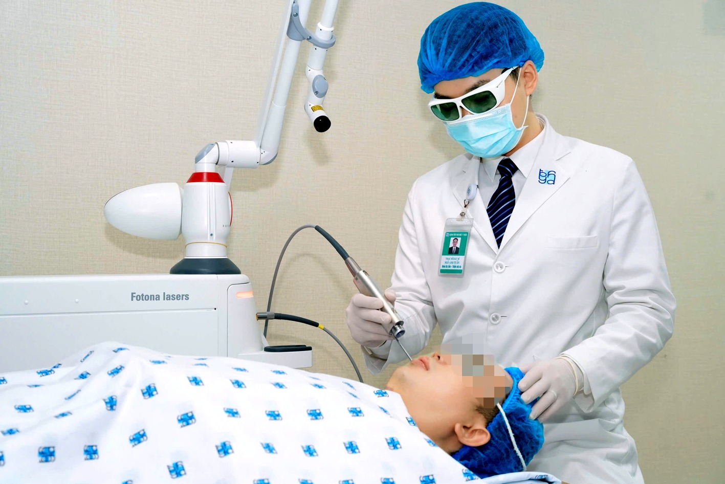 Bác sĩ Ngô Anh Tuấn đang trị liệu da cho bệnh nhân - ẢNH: M.T. - Tai biến nghiêm trọng vì bỏ qua bệnh nền khi làm đẹp da
