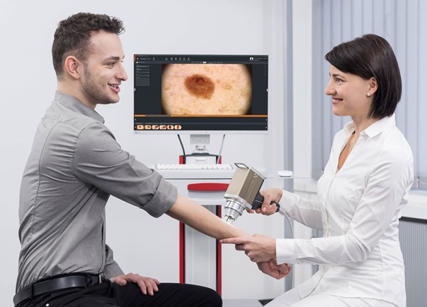 Khám da toàn thân thường bắt đầu từ đầu tiến đến chân (Nguồn: Molesafe.net.au)